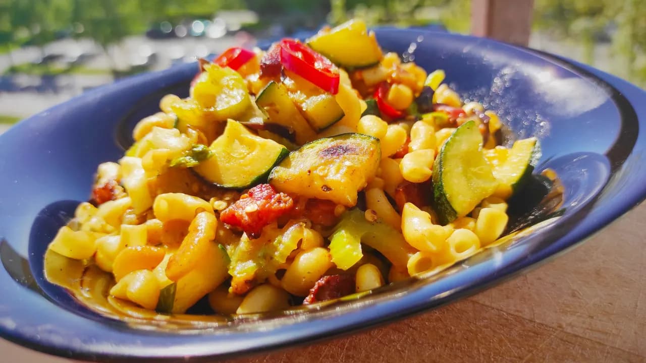 Penne z boczkiem – prosty przepis na pyszny obiad w 30 minut