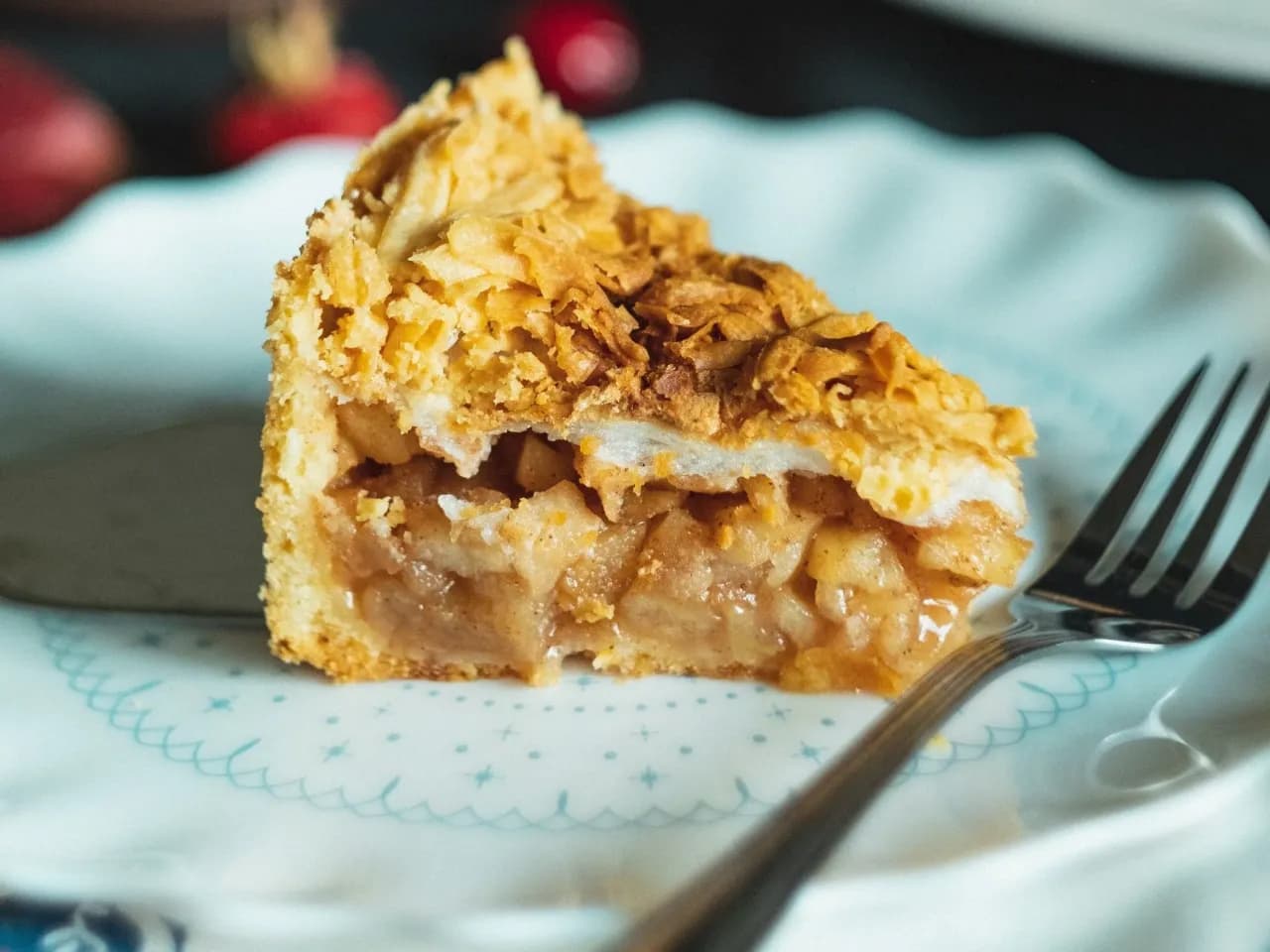 Ile podpiec spód do szarlotki, aby uniknąć zakalca i uzyskać idealną konsystencję?