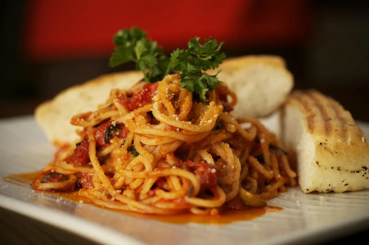 Prosty przepis na spaghetti z passatą, który zachwyci Twoje kubki smakowe