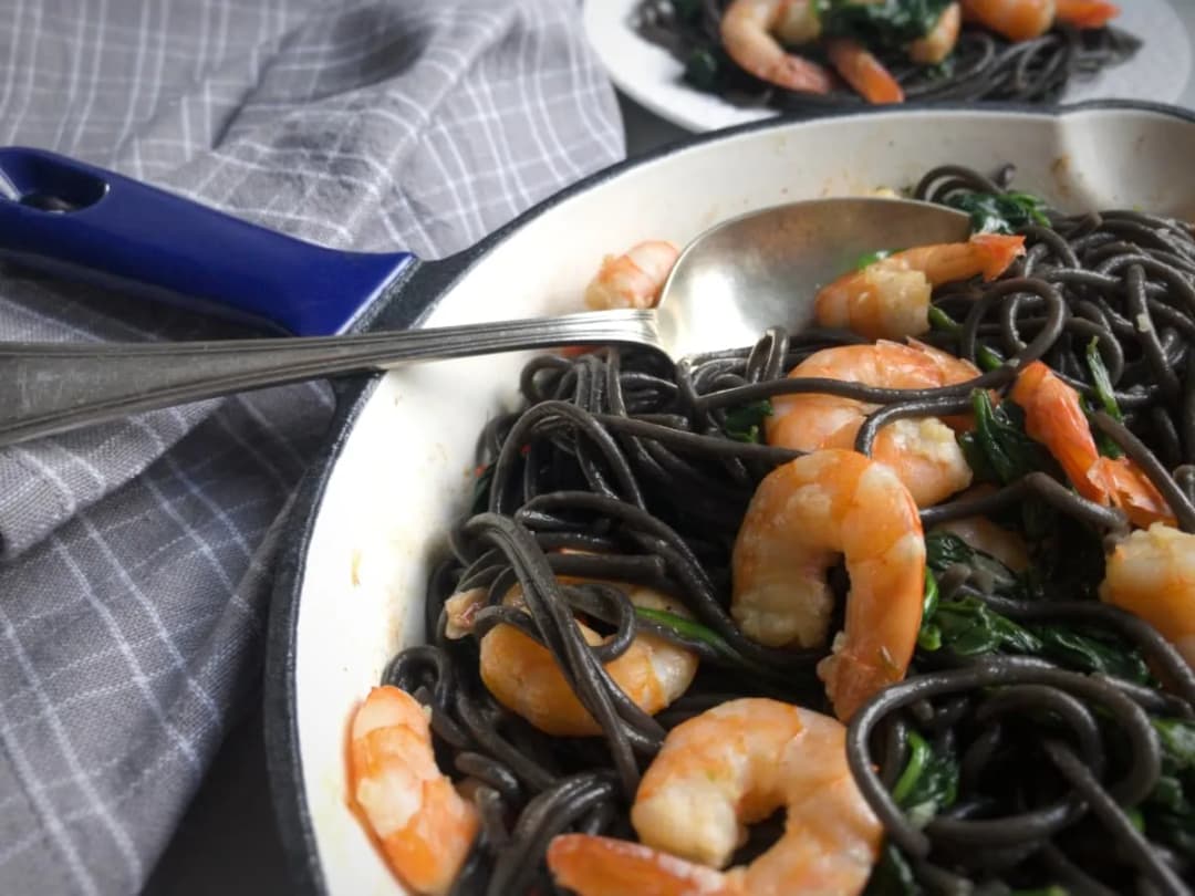 Pyszne spaghetti z krewetkami i szpinakiem – proste przepisy na obiad