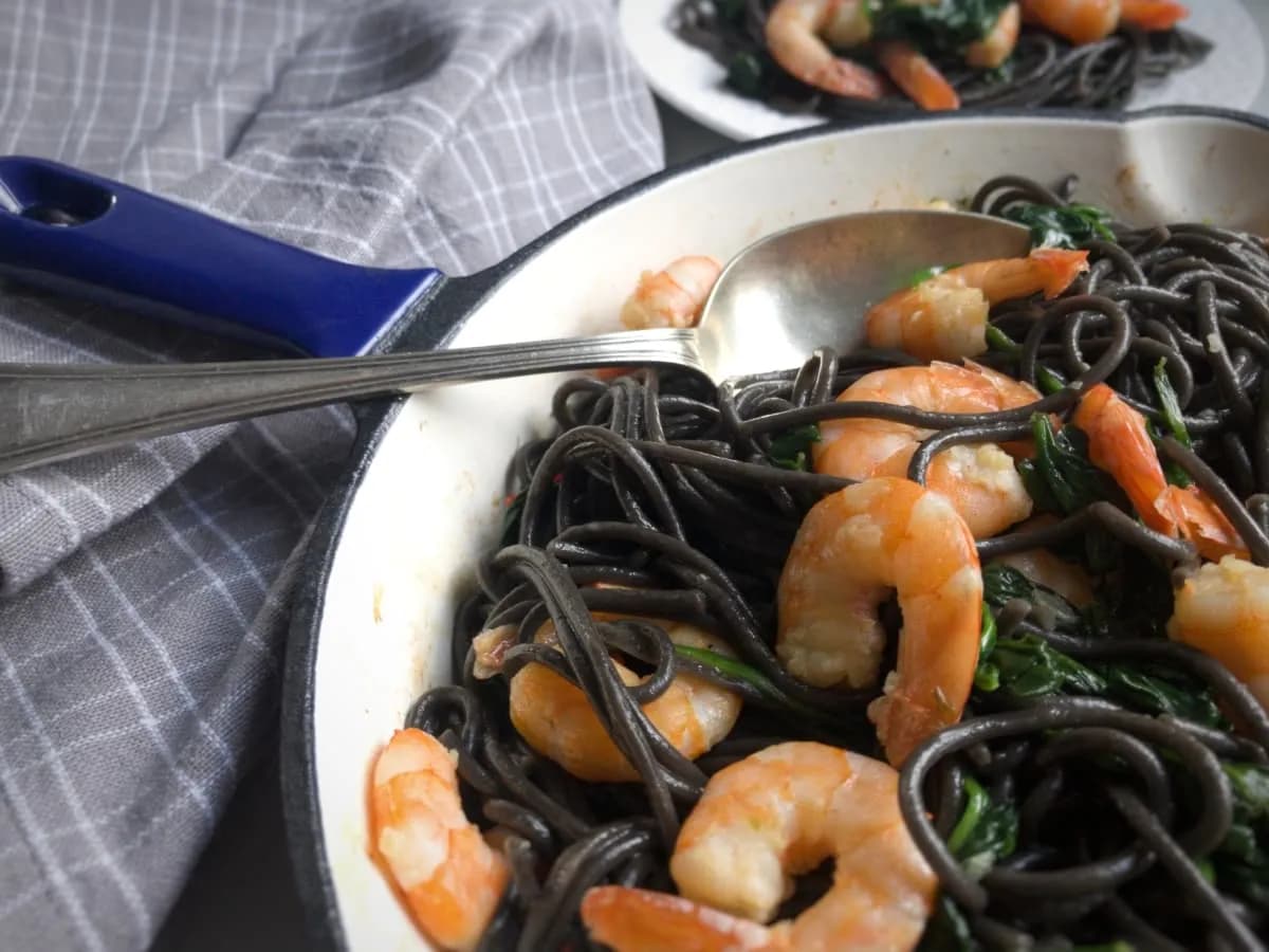 Pyszne spaghetti z krewetkami i szpinakiem – proste przepisy na obiad