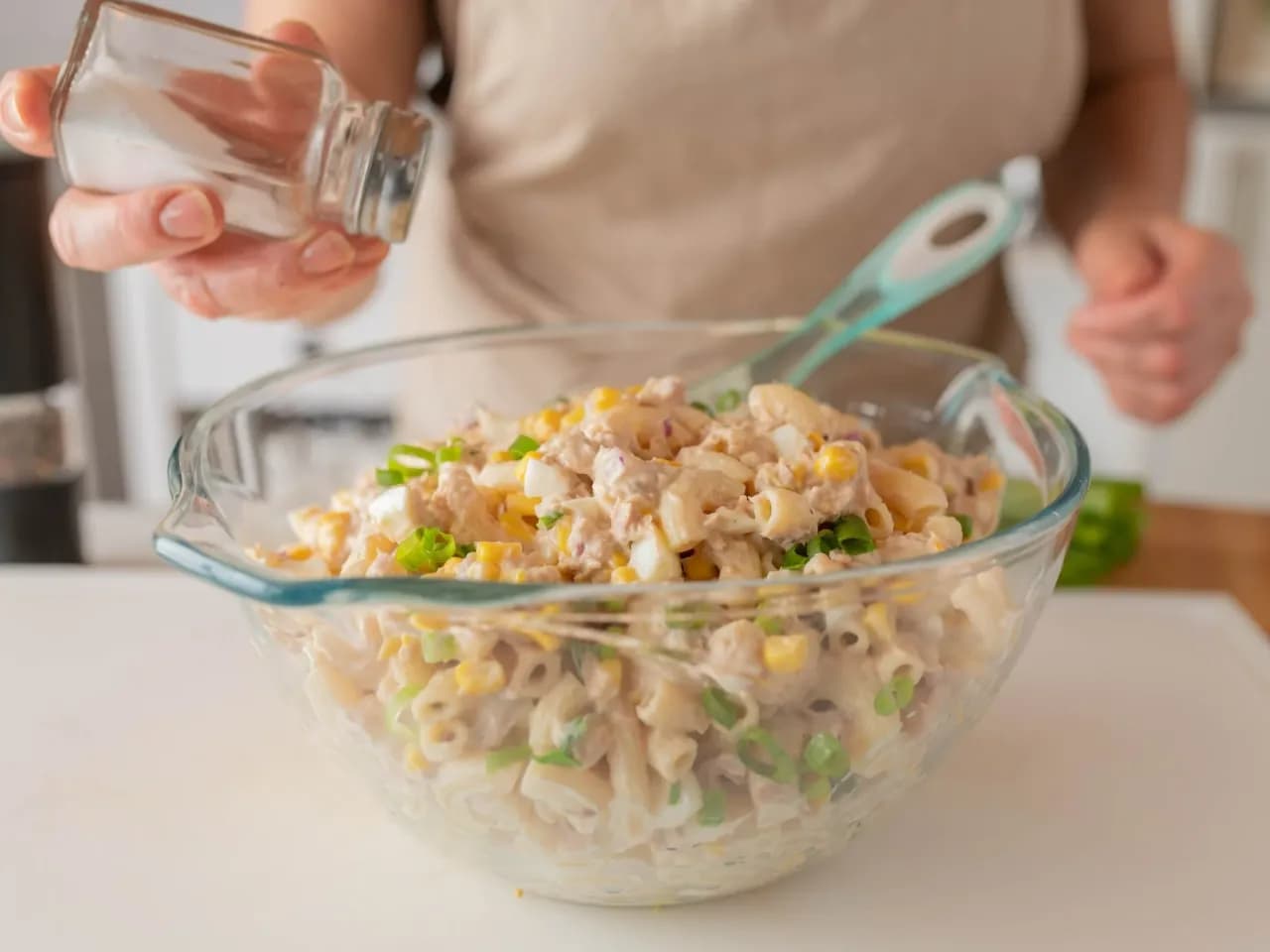 Szybka i prosta sałatka z tuńczyka z puszki, którą pokochasz