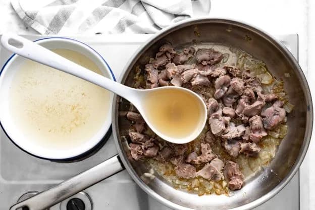 Prosty przepis na gulasz z żołądków drobiowych, który zachwyci każdego