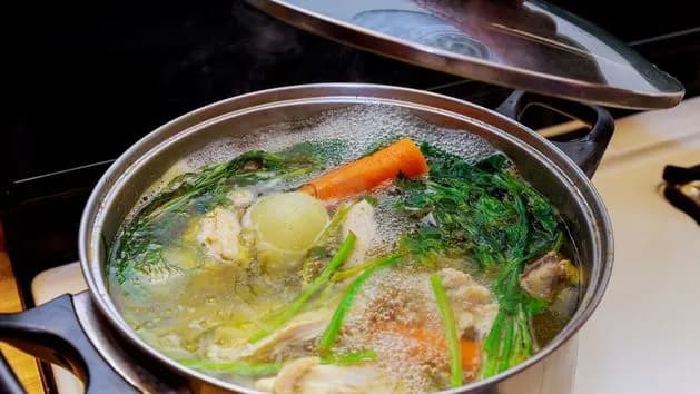 Czy zupę z lodówki trzeba zagotować, aby uniknąć zatrucia?