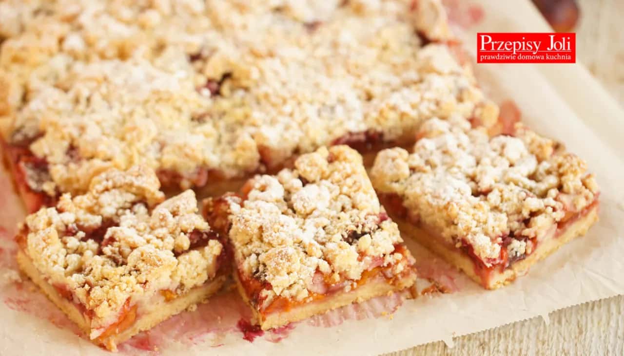 Półkruche ciasto ze śliwkami i kruszonką - prosty przepis na smakołyk