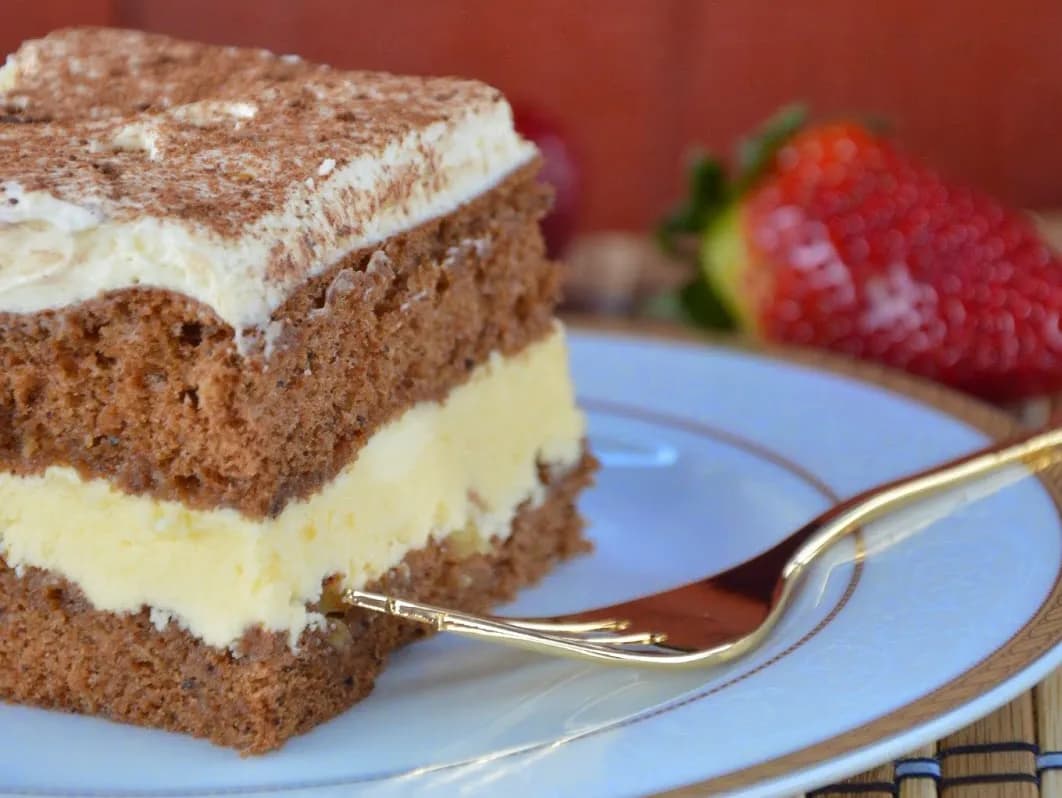 Przepis na ciasto ajerkoniakowe – pyszne i proste do zrobienia