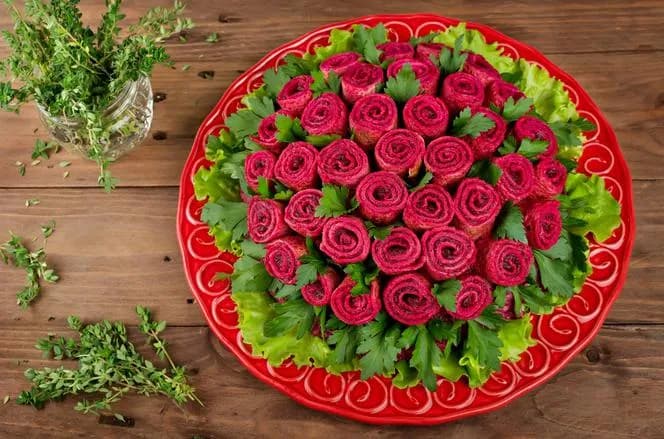 Jak przystroić sałatkę jarzynową, by zachwycić gości i rodzinę