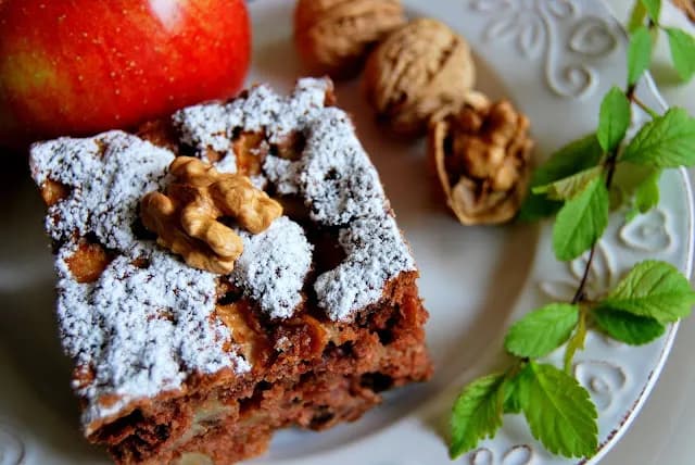 Prosty przepis na ciasto salceson z bakaliami, które zachwyca smakiem