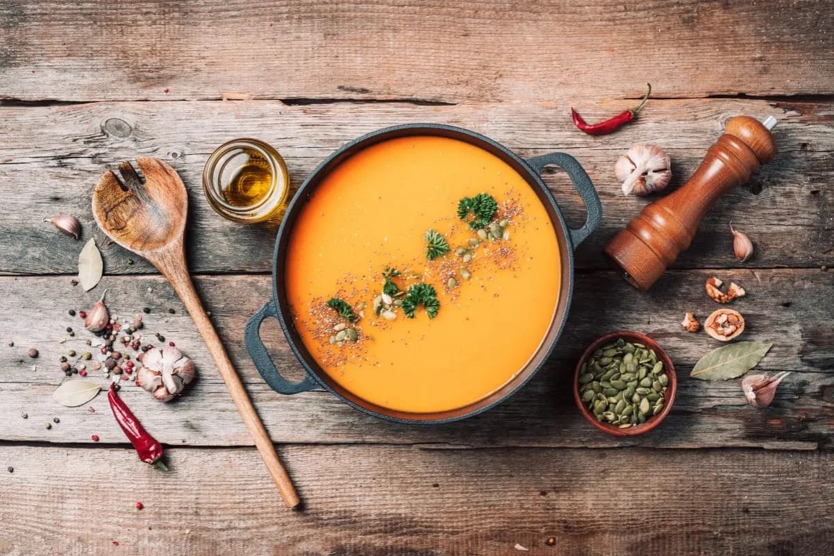 Co dodać do zupy dyniowej, aby zaskoczyć smakiem i aromatem