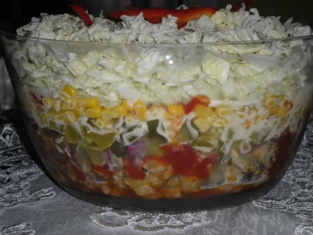 Sałatka gyros jak układać warstwy, aby uniknąć błędów i zachwycić smakiem