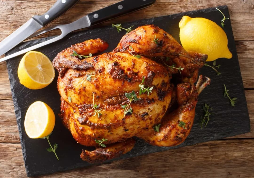 Ile piec kurczaka w piekarniku w naczyniu, aby był soczysty?