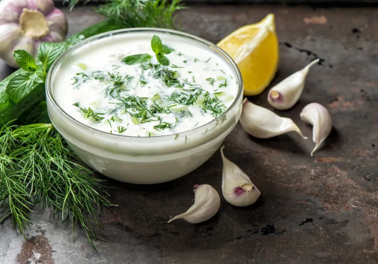 Czym zastąpić majonez w sałatce warzywnej? Zdrowe i smaczne alternatywy